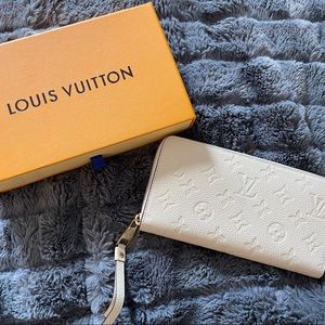 Louis Vuitton zippy wallet
